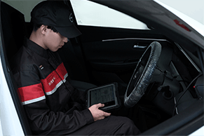 クルマを単なる移動の道具から、お客さまをワクワクさせる存在へ。技術の進化と共に、アフターサービスも進化します。